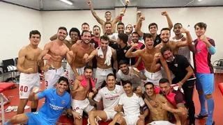 Lucas Ocampos comandó el desatado festejo de Sevilla en el camarín tras ganar la Europa League