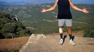 Alexis Sánchez hizo trekking en medio de su recuperación en Italia