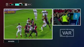 ¿Penal o falta en ataque? La gran polémica del VAR en el duelo entre Newell’s y Platense