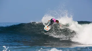 Dos chilenas pasaron a cuartos de final en campeonato internacional de surf en Iquique