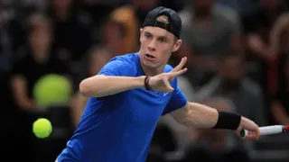Denis Shapovalov se impuso a Alexander Zverev y consiguió un lugar en cuartos de París-Bercy
