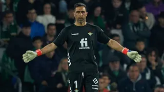 Aseguran que Claudio Bravo es sondeado para seguir en España en caso de salir de Betis