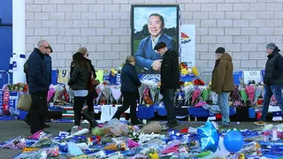 Hinchas de Leicester siguen evidenciando su dolor por muerte del presidente del club
