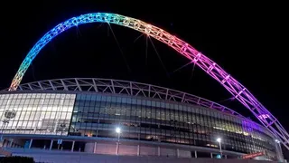 Federación inglesa respondió a la FIFA y encendió el arco de Wembley con colores del arcoíris