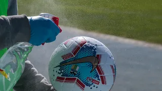 ¿Se podrá seguir jugando fútbol profesional tras las nuevas restricciones por el Covid-19?