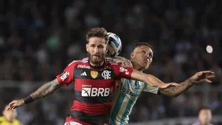 Vidal, Pulgar y Arias vieron acción como titulares en la igualdad de Flamengo y Racing en El Cilindro