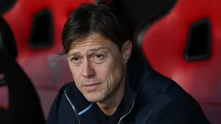 “Ya sabe que no va a continuar”: El inminente despido en España que deja a Alexis y Suazo a la deriva