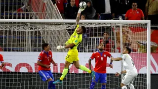 Brayan Cortés justificó su titularidad con este tapadón ante Eslovaquia