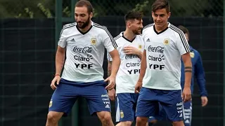 Gonzalo Higuaín erró un abrazo y las redes sociales explotaron