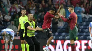 Hincha invadió la cancha e hizo el “Siiiu” frente a Cristiano en duelo de Portugal y Eslovaquia