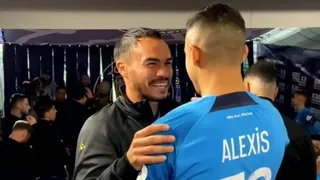 “Más feliz que la …”: El cariñoso abrazo de Suazo con Alexis antes de enfrentarse en Francia