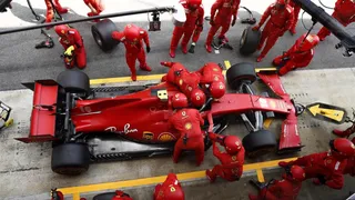 Charles Leclerc corrió riesgo al conducir dos vueltas sin cinturón de seguridad en España