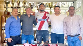 Tobías Figueroa selló su incorporación en Curicó Unido