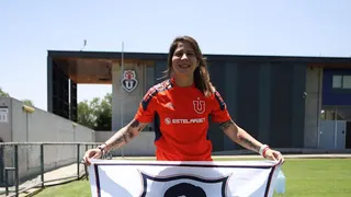 Carla Guerrero recibió lienzo con su imagen como regalo de partes de hinchas de la U