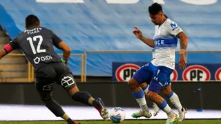 Fernando Zampedri marcó el primero de la UC contra S. Wanderers con suspenso por el VAR