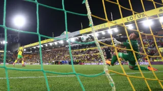 El gol de penal de Marcelino Núñez en avance de Norwich en la Copa de la Liga