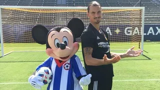 Zlatan Ibrahimovic se rió de su parecido con “Goofy” y posó con “Mickey Mouse”