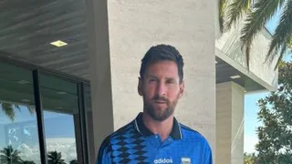 Lionel Messi posó con la camiseta retro de Diego Maradona de 1994