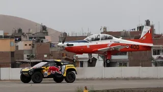 Sebastien Loeb y su Peugeot desafiaron a un avión militar en la previa del Dakar