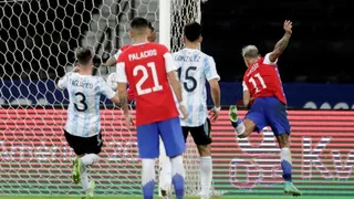Eduardo Vargas anotó el empate de la Roja ante Argentina tras penal a Arturo Vidal