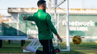 Claudio Bravo intensificó su trabajo para volver a las canchas con Betis