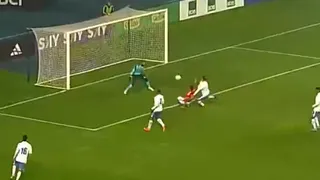 [VIDEO] ¡Chocó dos veces en el palo! La increíble ocasión desperdiciada por Chile