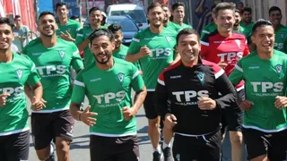 Plantel de Santiago Wanderers trotó por las calles de Valparaíso y fue aplaudido por los hinchas
