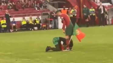 ¡Insólito! Fanático invadió la cancha y levantó a Cristiano Ronaldo en Portugal