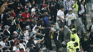 Colo Colo fue multado por comportamiento de sus hinchas en Lima