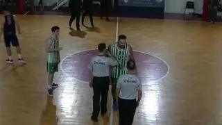 Se volvió loco: Jugador argentino de baloncesto persiguió al árbitro hasta camarines