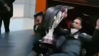 Jugadores del CFR Cluj tuvieron un particular festejo por el título de la liga rumana