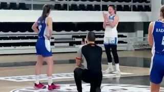 ¡Increíble! Un árbitro interrumpió una final de baloncesto para pedirle matrimonio a una jugadora