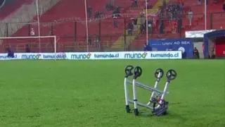 Hincha de Unión Española lanzó un andador ortopédico a la cancha