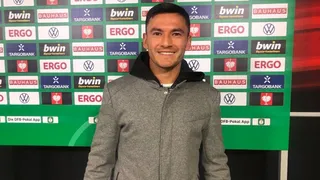 Charles Aránguiz presenció el avance de Bayer Leverkusen a octavos de la Copa de Alemania