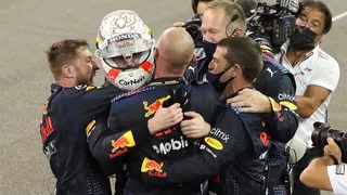 De la angustia al éxtasis: Así vivieron los mecánicos de Red Bull el título de Verstappen