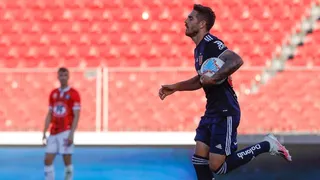 Larrivey marcó la igualdad para la U y aumentó su cosecha como goleador del torneo