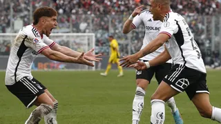 Colo Colo desató la euforia en el Monumental con los goles de Benegas y Pizarro a la UC