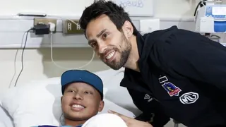 Jorge Valdivia y Luis Mena llevaron batas de Colo Colo a niños del hospital “Calvo Mackenna”
