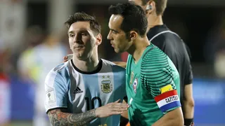 El reencuentro que emocionó a todos: Bravo y Messi compartieron un emotivo abrazo en el Nacional