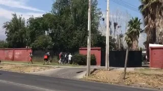 Fanáticos de Colo Colo patearon la puerta de la Casa Alba y lanzaron amenazantes panfletos