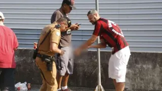 Imágenes sensibles: Hincha brasileño perdió su mano por explosión de una bomba de estruendo