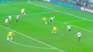 Behich casi anotó el empate de Australia con una jugada “maradoniana”