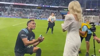 Futbolista se atrevió a pedir matrimonio tras un partido y fue ovacionado por todo el estadio