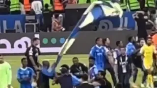 Una bandera provocó fuerte pelea tras la final entre Al Hilal y Al Nassr