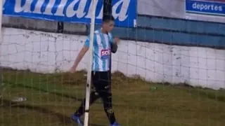 ¡Insólito! Jugador fue expulsado en Argentina por orinar en la cancha