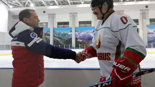Vladimir Putin se lució jugando hockey sobre hielo en Sochi