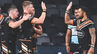 Estrella del rugby neozelandés entró en cuarentena por besar a una reportera