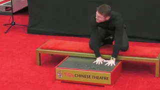 Saúl “Canelo” Alvarez estampó sus huellas en el Paseo de la Fama de Hollywood
