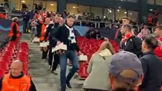 ¡Tremendo! Hinchas de Copenhague regalaron cerveza a los fanáticos de Sevilla