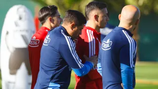 Mientras La Roja espera: rival sudamericano ficha a DT por USD 14 millones